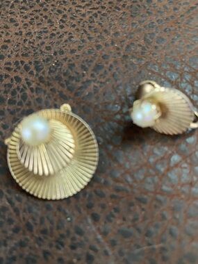 Coro Style Gold Tone Shell Fan with Pearl Accent Brooch & 1 clip on Earring
